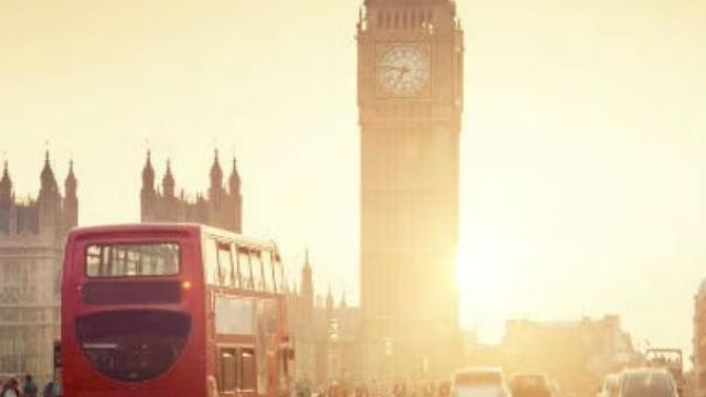 A red bus driving in traffic with Big Ben in the background, demonstrating a business traveller's guide to London.