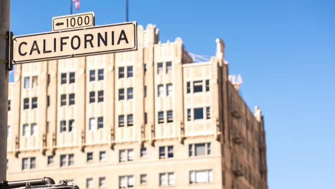 Downtown building in San Fransisco, showcasing tourist attractions in the San Fransisco destination travel guide. 