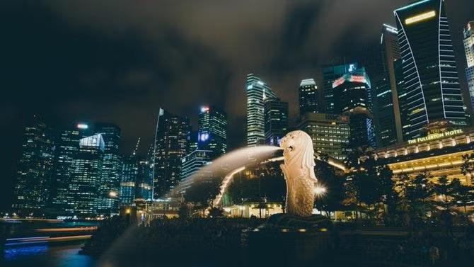  Merlion, the famous statue with the head of a lion and the body of a fish, showcasing tourist attractions in the Singapore travel destination guide. 