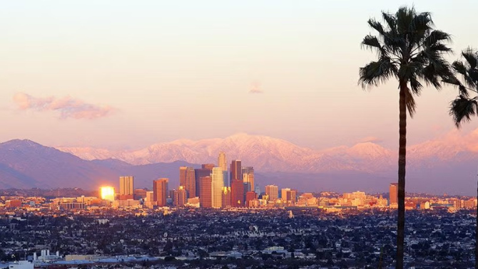  showcasing tourist attractions in the Los Angeles travel guide. 